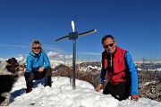 01 Alla piccola croce di cima Monte Podona innevata (1228 m) 